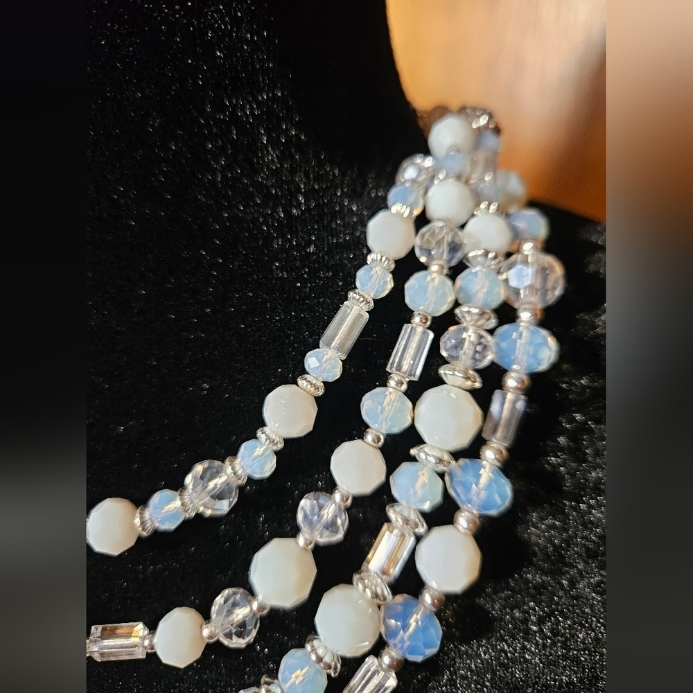Multi Layered Aurora Beaded Necklace NWOT - Picture 4 of 4